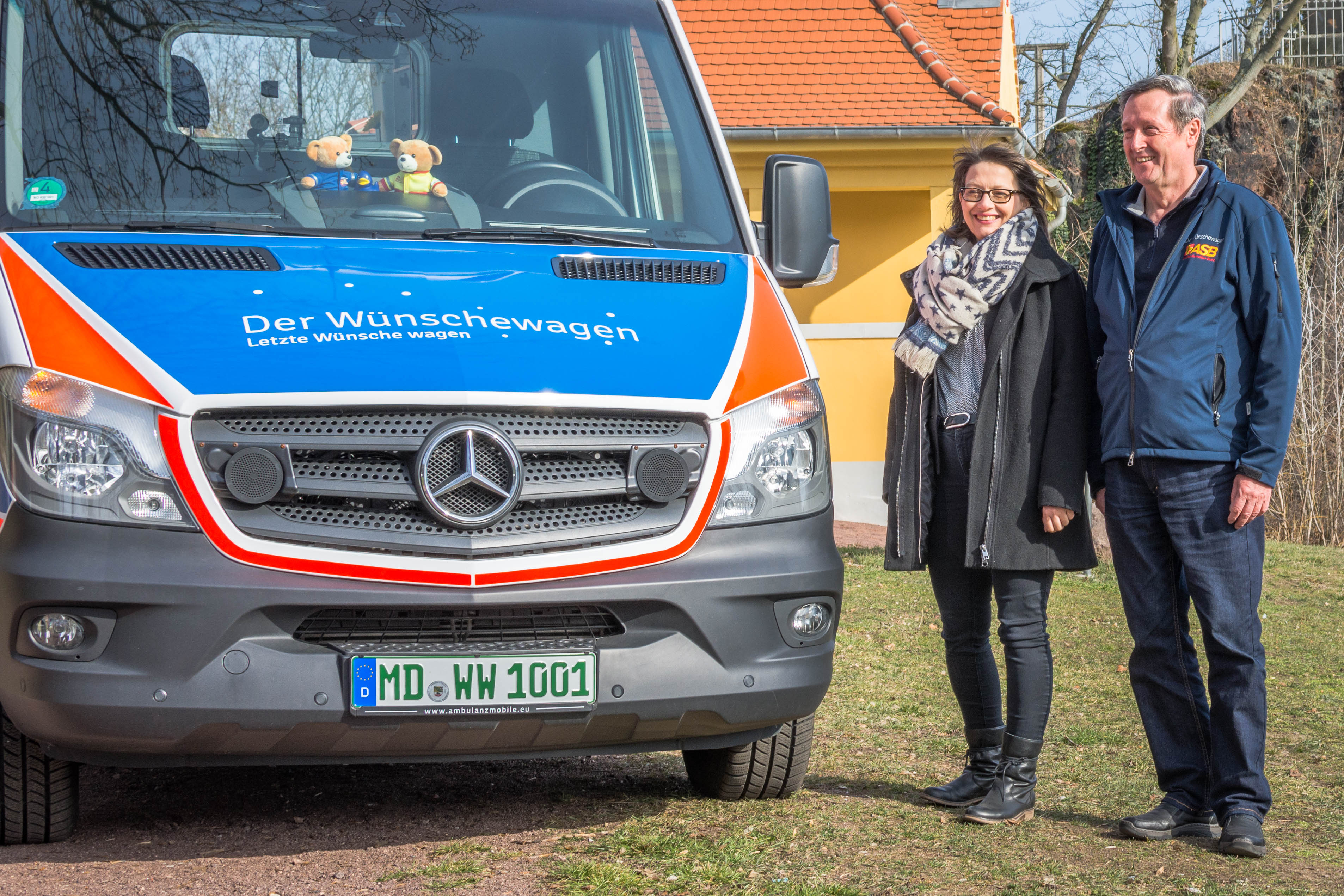 Frau Dr. Katja Pähle besichtigt den Wünschewagen