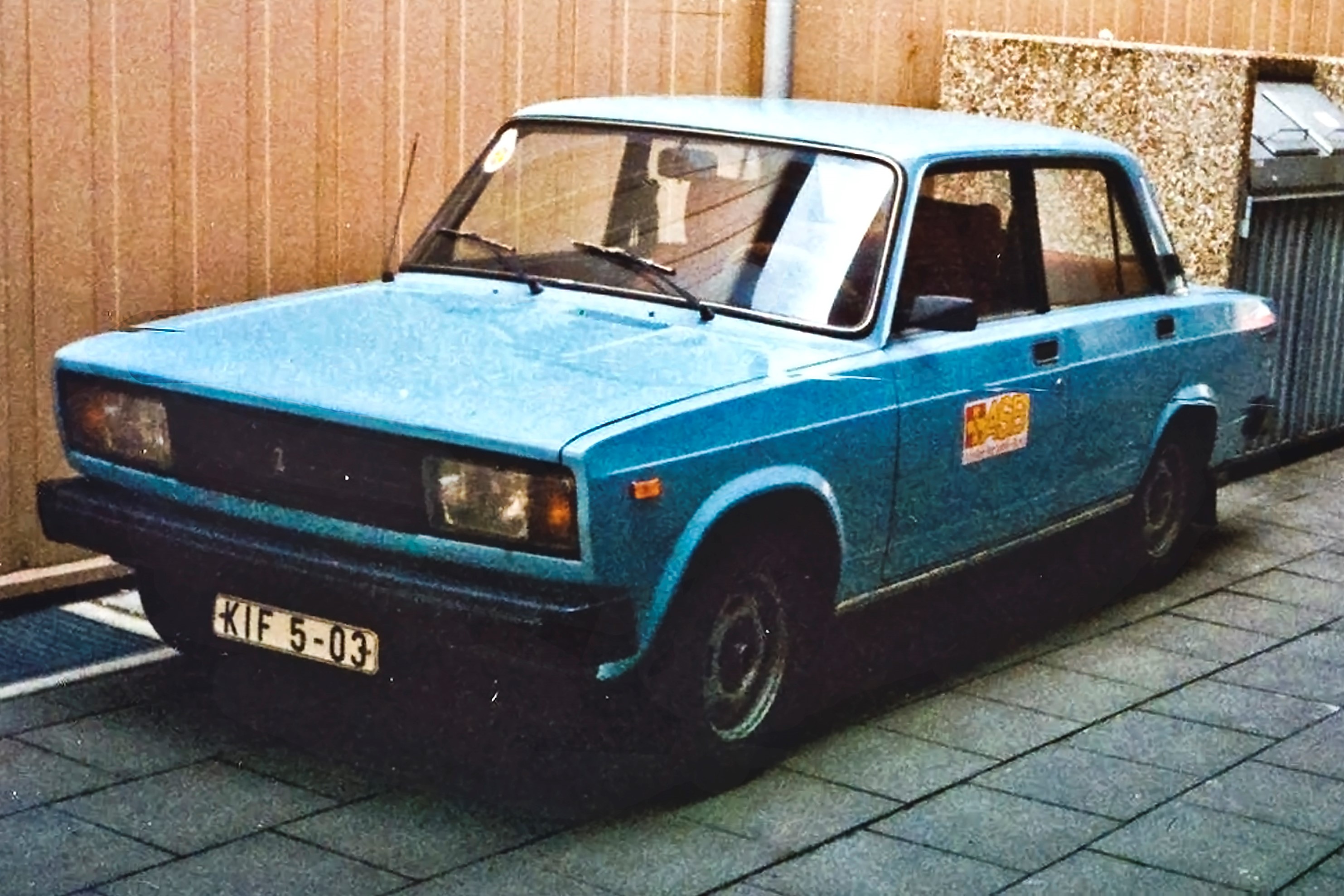 Blauer lada.jpg
