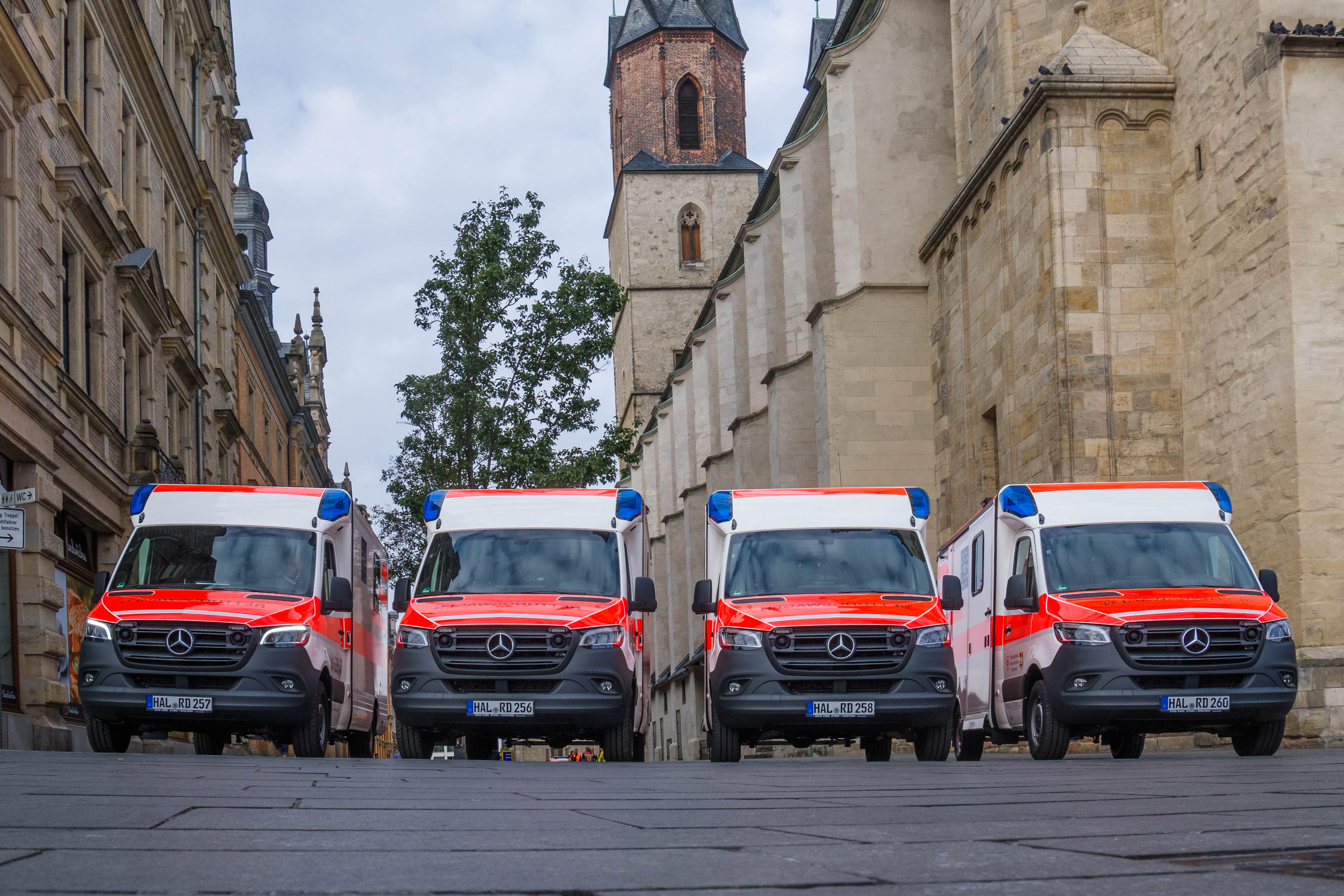Vier neue Rettungswagen ersetzen alte Fahrzeuge