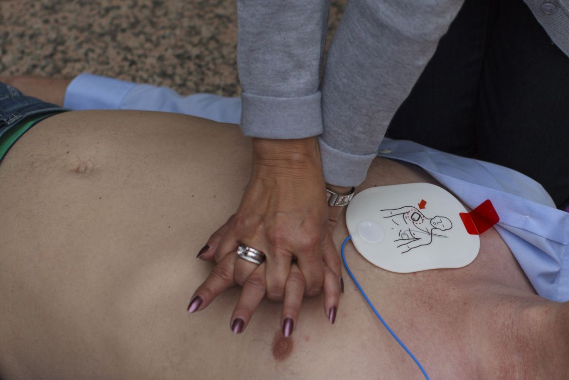 Kreislaufstillstand/Wiederbelebung mit AED/Nahaufnahme